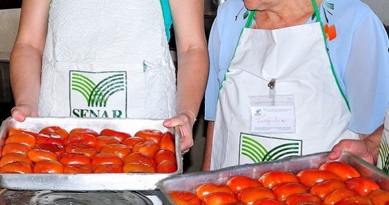 Processamento caseiro do tomate estimula reutilização do fruto e geração de renda extra