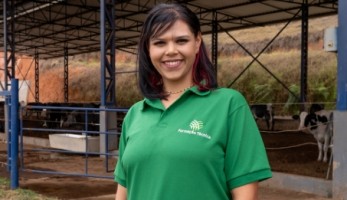 Foto de mulher usando camiseta de gola polo verde do Senar e-Tec